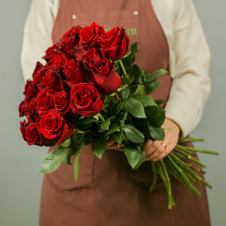 25 красных роз 50 см