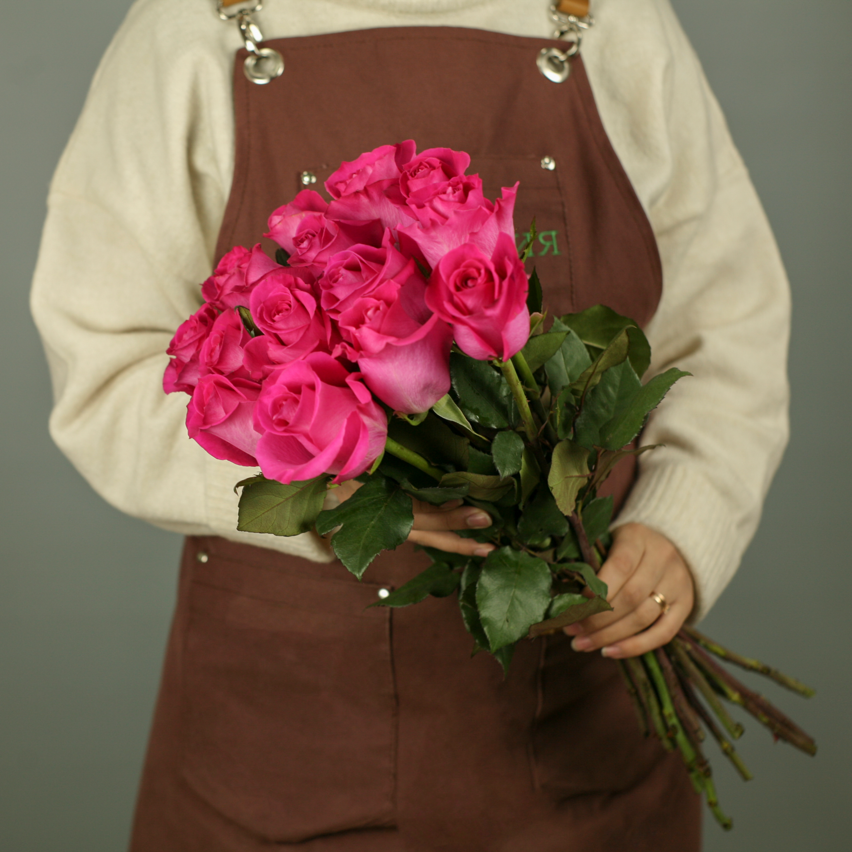 15 розовых роз 50 см